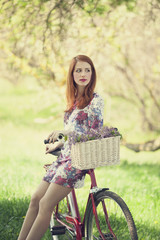 Obrazy na Plexi  Dziewczyna na rowerze na wsi