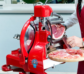 Affettatrice con prosciutto crudo