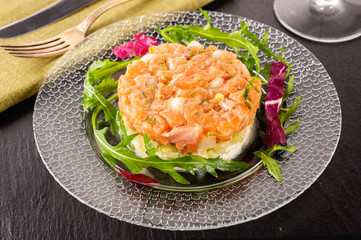 Salmon tartar with salad