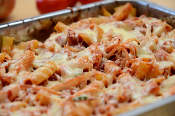 Nudelauflauf mit Thunfisch und Käse in Edelstahlform