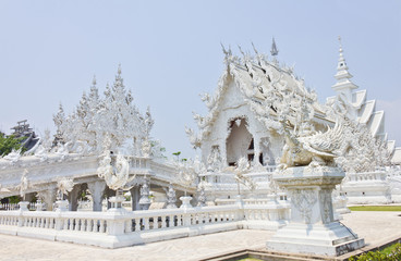 Fototapeta na wymiar white temple in Thailand