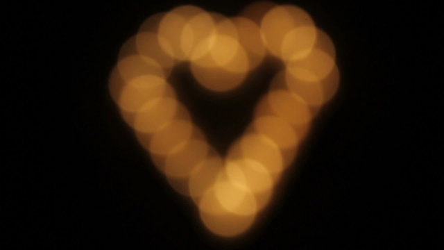 Enfocando un coraz&oacute;n hecho con velas