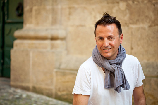 Portrait d'un homme dans une ruelle d'Aix en Provence