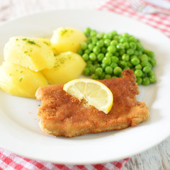 Sojaschnitzel mit Erbsen und Kartoffeln