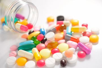 Fototapeta na wymiar Pills and capsules on white