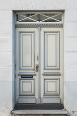 Fototapeta na wymiar Stare drewniane drzwi z elementami dekoracji