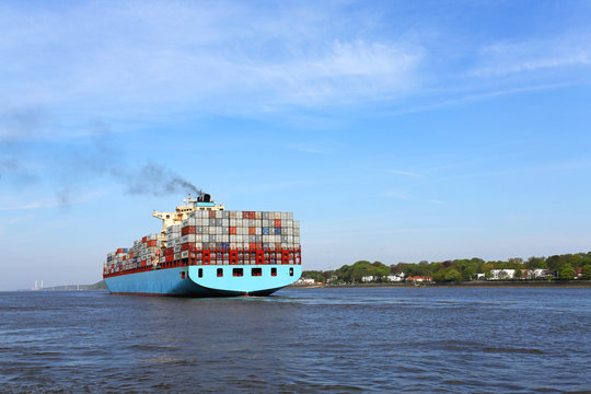 Containerschiff auf der Elbe