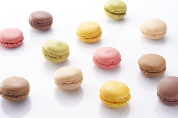 白背景にカラフルなマカロン