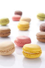 白背景にカラフルなマカロン