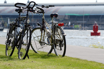 Fototapeta na wymiar Zwei einsame Fahrräder