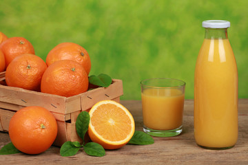 Orangen und frischer Orangensaft