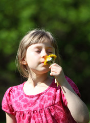 das Mädchen riecht an die Blumen