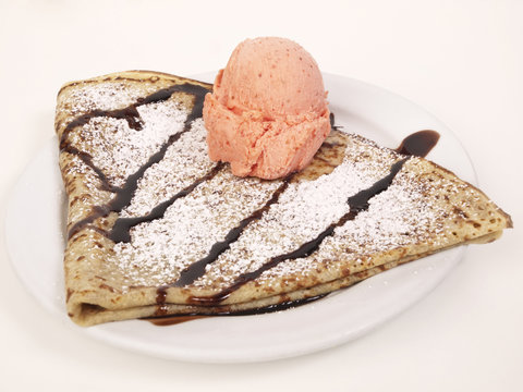 Crepes con helado sobre un plato. Vista superior
