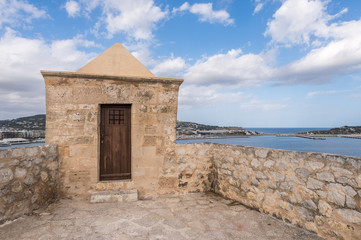 Fototapeta na wymiar Ibiza Eivissa strażnica z portu widzenia Baleary