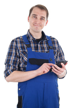 L&auml;chelnder Handwerker mit Smartpkone
