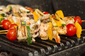 Приготовление шашлыков из морепродуктов © lester120