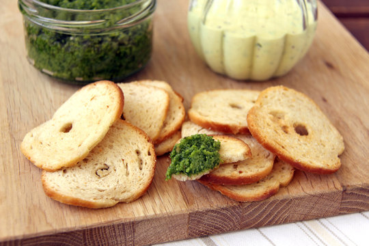 brotchips mit b&auml;rlauch pesto