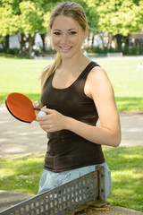Junge Frau spielt Tischtennis