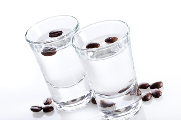Zwei Gläser Sambuca und Kaffeebohnen
