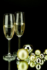 weihnachtsdekoration kugeln und champagner Sekt matt und glänze