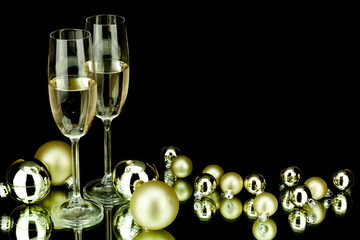 weihnachtsdekoration kugeln und champagner Sekt matt und glänze