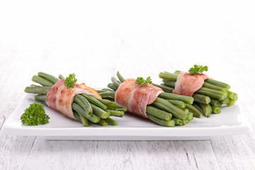 green bean wrapped in bacon