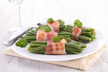 green bean wrapped in bacon