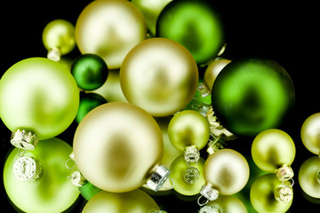 weihnachtsdekoration kugeln in champagner hell grün matt und gl