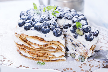 Schwedische Pfannkuchentorte mit Blaubeeren