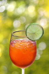 aperol spritz vor sommer bokeh
