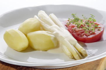 white asparagus with potato and tomato