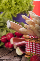 Frischer Spargel im Korb