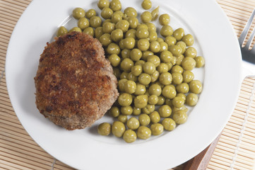 Cutlet with green peas