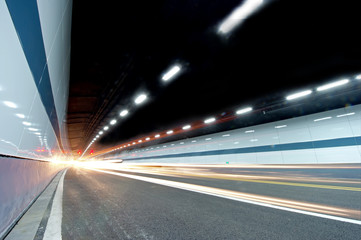 Fototapeta na wymiar Streszczenie prędkość ruchu miejskiego w tunelu drogowego autostrady