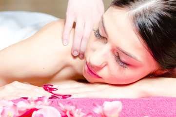 Obraz na płótnie Canvas Beautiful woman relaxing during massage
