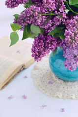 Obraz na płótnie Canvas Beautiful lilac flowers in turquoise vase