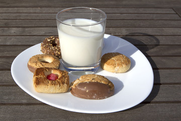 milk whit cookies