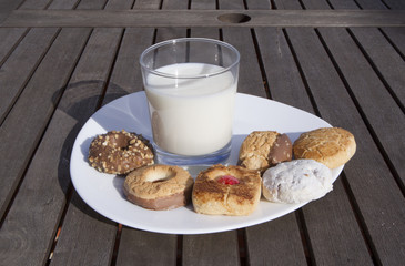 glass of milk and cookies
