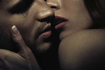 Poster Im Rahmen Foto von sinnlich küssendem Paar © konradbak