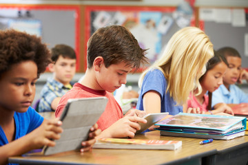 Fototapeta na wymiar Pupils In Class Using Digital Tablet