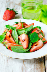 .Salad with strawberries and spinach with balsamic