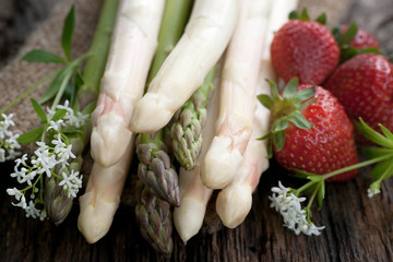 Obraz na płótnie Canvas Fresh asparagus