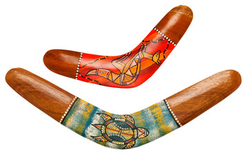Deux boomerangs australiens en bois sur blanc