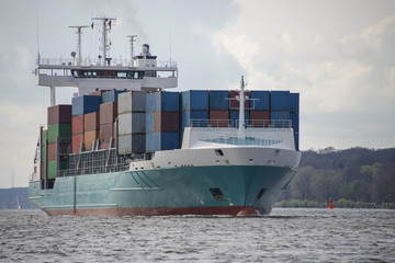 ein Feederschiff läuft in den Hafen ein