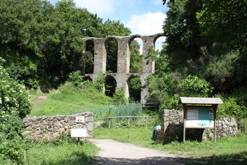 Fototapeta na wymiar Roman Akwedukt w Monterano