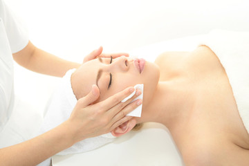 フェイスマッサージをうける女性