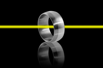 Silber-Stahlring mit gelbem Farbstrahl