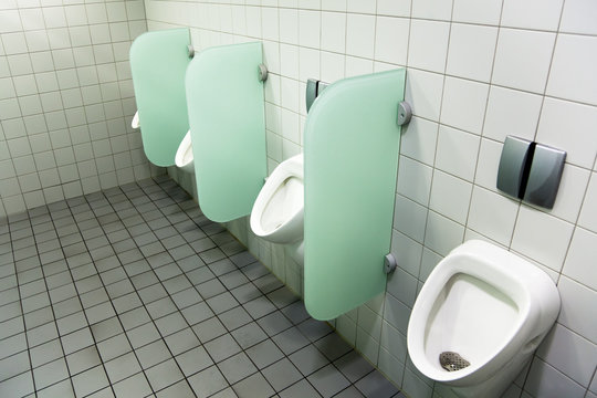 Urinale in einer Toilette