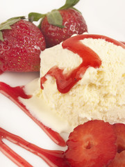 Helado  de vainilla con fresas