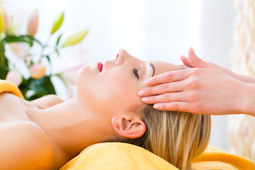 Obraz na płótnie Canvas Wellness - woman getting head massage in Spa